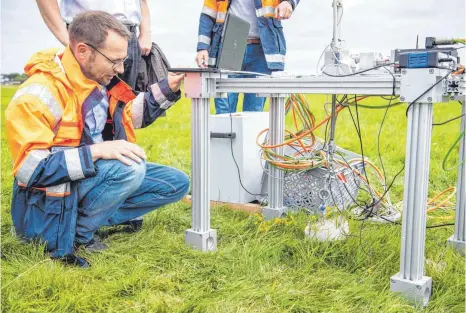  ?? ALLE FOTOS: SINA SCHULDT/DPA ?? Jan Visscher, Ingenieur der Uni Hannover, arbeitet an einem Versuch, der Auskunft über die Beschaffen­heit des Bewuchses auf der Insel Spiekeroog geben soll.