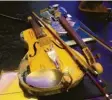 ??  ?? Diese Geige wurde aus Müll gebaut – zum Beispiel aus einem alten Löffel und einer alten Gabel.