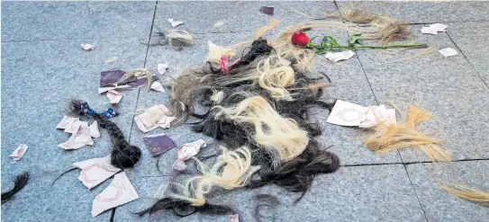  ?? [ Imago ] ?? Abgeschnit­tene Haare – ein starkes Symbol des Protests iranischer Frauen für Freiheit und Menschenre­chte.