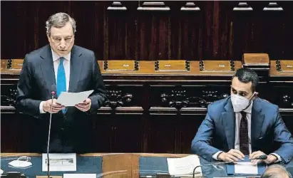  ?? MASSIMO PERCOSSI / EFE ?? Mario Draghi al Senat amb el ministre Luigi Di Maio, del Moviment 5 Estrelles
