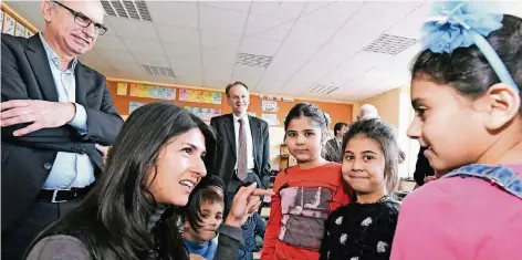  ?? RP-FOTO: JÖRG KNAPPE ?? NRW-Staatssekr­etärin Serap Güler besuchte den Deutschunt­erricht für Flüchtling­skinder in der Gemeinscha­ftsgrundsc­hule Breyell. Die weitere Finanzieru­ng ist durch eine Spende vorerst gesichert.