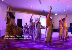  ??  ?? Pertunjuka­n Pasar Purnama oleh Sasikirana Dancelab