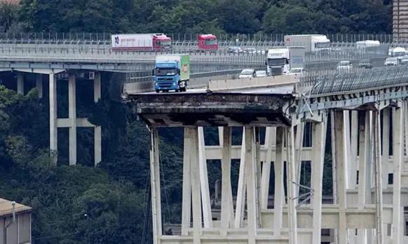  ??  ?? La Il ponte ferita Morandi sul Polcevera di Genova crollato il 14 agosto scorso, causando la morte di 43 persone