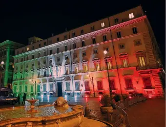  ?? AFP ?? Tricolore Palazzo Chigi è uno dei monumenti colorati di verde, bianco e rosso, per i 159 anni dall’Unità