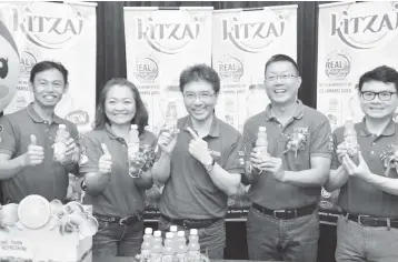  ??  ?? Tan (centre) with Liaw (second right) and his wife, Chin Lee Ling (second left) at the launching of Kitzai.