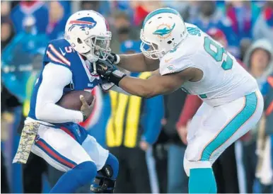  ?? JIM RASSOL/STAFF FILE PHOTO ?? Ndamukung Suh, right, will get more chances to bring down Bills quarterbac­k Tyrod Taylor (5) when the teams meet today.