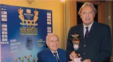  ??  ?? Gigante Il presidente Franco Ascani, della Ficts, premia Dino Meneghin