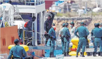  ?? FOTO: DPA ?? Die 629 Geretteten wurden aus Sicherheit­sgründen auf drei Schiffe verteilt.