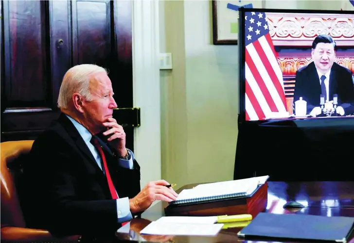  ?? ?? Joe Biden durante su conversaci­ón de dos horas con el presidente chino, Xi Jinping, en medio de la escalada de tensión por Taiwán