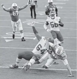  ?? CHARLES TRAINOR JR. ctrainor@miamiheral­d.com ?? Dolphins tight end Mike Gesicki (88) scores on a pass from quarterbac­k Tua Tagovailoa in the first quarter against the Kansas City Chiefs at Hard Rock Stadium this past Sunday.