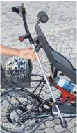  ??  ?? Der Gehstock kann an diesem Fahrrad von HP Velotechni­k befestigt werden.