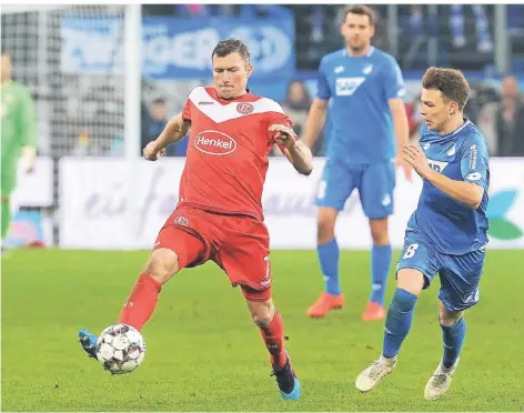  ?? FOTO: JANNING ?? Oliver Fink (hier beim Spiel gegen Hoffenheim) darf am Samstag nicht spielen, weil er das Hotel verließ, in dem er zur Quarantäne untergebra­cht war.