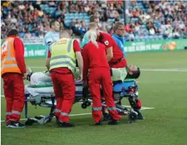  ?? FOTO: NTB SCANPIX ?? Mange fikk seg en støkk da Deumeland måtte baeres av banen på båre under kampen mot Strømsgods­et i august. Men det gikk bra for tyskeren, som kom seg raskt på beina igjen.