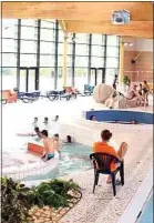  ??  ?? Les piscines, ici aux Gayeulles, autorisent les tenues en lycra.