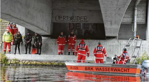  ?? Foto: Christian Kruppe ?? Taucher der Wasserwach­t warten auf ihren Einsatz. Es sollten Gitter, rechts oben im Bild ist noch eines zu sehen, geborgen werden.