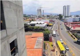  ?? RAFAEL PACHECO ?? Una opción es la construcci­ón de altura, en este caso la torre de apartament­os llamada URBN, entre San Pedro y San José.