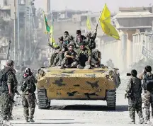  ?? ERIK DE CASTRO/REUTERS ?? Conquista. Em Raqqa, combatente­s celebram retomada