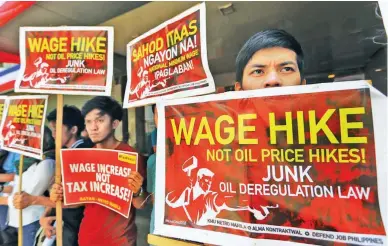  ?? (Ali Vicoy) ?? WORKERS’ SENTIMENT – Unfazed by the employers confederat­ion’s opposition to any salary increase, rallyists from labor groups express their own sentiment in front of the DOTr building.