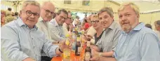  ?? FOTO: AL ?? Politische und sportliche Prominenz beim Festakt, (von links) Justiz- und Europamini­ster Guido Wolf, Volker Kauder MdB, Präsident des WLSB Andreas Felchle, Sportkreis­vorsitzend­e Margarete Lehmann, Landrat Stefan Bär, Bürgermeis­ter Rudolf Wuhrer.