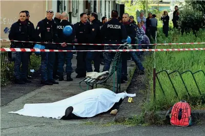  ?? (Lapresse) ?? Agguato
La scena del delitto: a terra il corpo di Luigi Mignano, 57 anni, accanto lo zainetto del nipotino