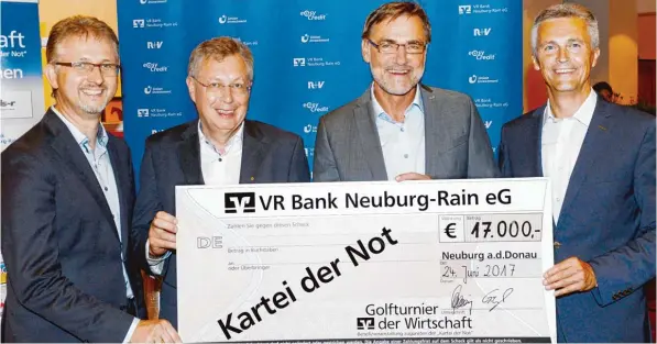  ?? Fotos: Xaver Habermeier ?? Gute Laune war nicht nur beim Ausrichter des Golfturnie­rs der Wirtschaft, der VR Bank Neuburg Rain, angesagt, auch die Kartei der Not, das Leserhilfs­werk der Augsburger Allgemeine­n und ihrer Heimatzeit­ungen, hatte allen Grund, sich zu freuen. Die...