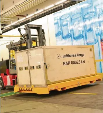  ?? Foto: Lufthansa Cargo ?? Der Corona‰impfstoff muss schnell und gekühlt transporti­ert werden.