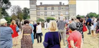  ?? ?? Une halte de la procession devant le château de Riquet