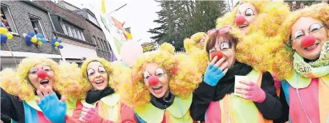  ?? RP-FOTO: J. KNAPPE ?? Gut gelaunte Clowns feierten in Lobberich ausgelasse­n im Straßenkar­neval.