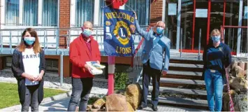  ?? Foto: Lions Dillingen ?? Das Heim der AWO in Höchstädt erhielt auch ein Tablet. Verwaltung­sleiterin Brigitte Konle und Heimleiter Stefan Hintermayr (von links) freuten sich, als Rainer Schaller und Susanne Grätsch vom Lionsclub das Gerät überbracht­en.