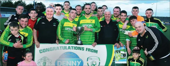  ??  ?? The Mitchels Avenue team win the Healy Cup at Mounthawk Park on Saturday evening against Castlemain­e United, pictured the Capt Brendan Coffey, centre on left with team and officials Photo by John Cleary