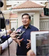  ?? HONG MENEA ?? Ahmed Yahya speaks to reporters outside of Phnom Penh Municipal Court in May 2016.