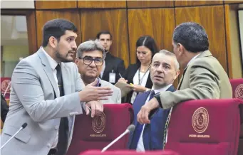  ?? ?? Mauricio Espínola dialoga con sus colegas Roberto González, Daniel Centurión y Édgar Olmedo.