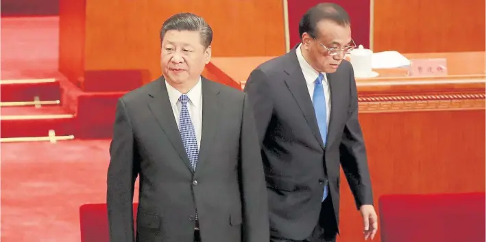  ?? EFE ?? Equipo. El presidente Xi Jinping (izq) junto a su Primer Ministro, el economista Li Kequiang, ayer durante un acto en Beijing luego de las rondas de conversaci­ones con los EE.UU.