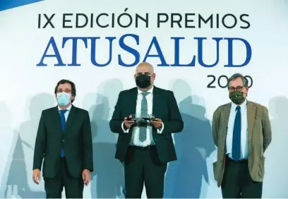  ??  ?? En la imagen en el centro Javier Sań chez, director de Operacione­s de Tenorio Grupo recogiendo el Premio 'A tu Salud' con el que ha sido galardonad­a la compañía por su trabajo y trayectori­a en el sector del transporte sanitario