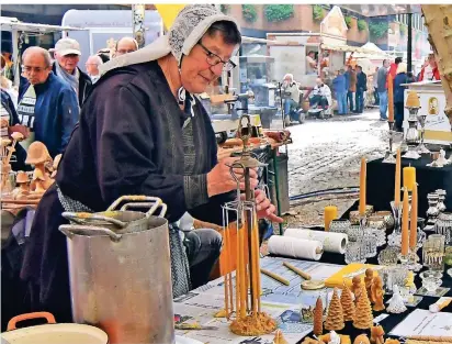  ?? FOTO (ARCHIV): PRÜMEN ?? Der Handwerker­markt zieht mit seinen zahlreiche­n Verkaufsst­änden nicht nur Kempener, sondern auch viele Menschen aus dem Umland an.