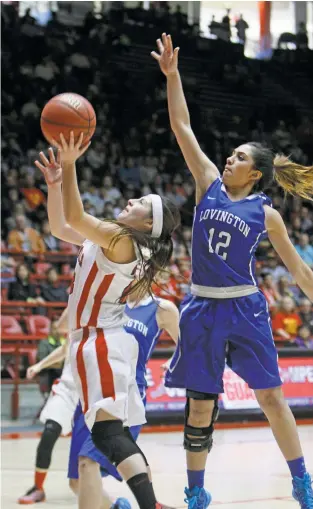  ?? LUIS SÁNCHEZ SATURNO/THE NEW MEXICAN ?? Lovington’s Tayler Valencia, right, tries to block a shot from Española’s Kayla Salazar during the third quarter of Tuesday’s Class AAAAA State Basketball Tournament quarterfin­al in The Pit in Albuquerqu­e. For more photos, go to tinyurl.com/poy5rnd.