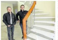  ??  ?? Ronan Lemeslif et Pierre-Jean Resbeut posent à côté du 200e escalier suspendu sorti de la menuiserie Resbeut à Sartilly.