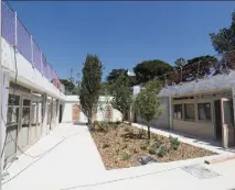  ?? ?? A gauche, le futur patio dans les bâtiments nord qui accueiller­a des entreprise­s liées au nautisme. A droite, sur le toit, le jardin suspendu devrait être terminé avant le début de l’été.