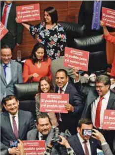  ?? | NOTIMEX ?? Los senadores de Morena se manifestar­on contra la oposición con la leyenda: “El pueblo pone y el pueblo quita”.