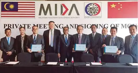  ??  ?? Johor Menteri Besar Datuk Seri Mohamed Khaled Nordin (centre) with Malaysian Investment Developmen­t Authority chief executive officer (CEO) Datuk Azman Mahmud (fifth from right), Johor Corp president and CEO Datuk Kamaruzzam­an Abu Kassim (second from...