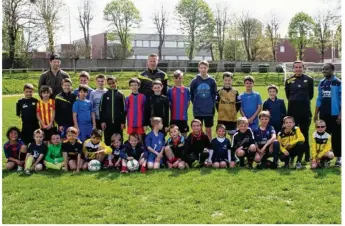  ??  ?? 30 enfants ont participé au stage de vacances du club de football d’Aunay-sur-Odon.