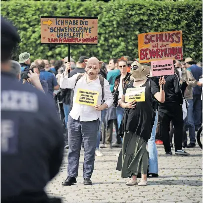  ?? [ APA ] ?? Wann dürfen Demos (hier am 24. April in Wien) wegen Corona-Verstößen aufgelöst werden? Die Behörden streiten untereinan­der.