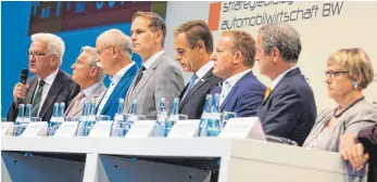  ?? FOTO: DPA ?? Baden-Württember­gs Ministerpr­äsident Winfried Kretschman­n (von links) und sein Innenminis­ter Thomas Strobl, Daimler-Chef Dieter Zetsche, Porsche-Chef Oliver Blume, Bosch-Chef Volkmar Denner, IG-Metall-Südwest-Chef Roman Zitzelsber­ger, EnBW-Chef Frank...