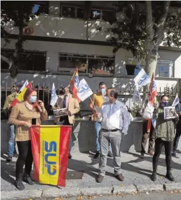  ?? // GUILLERMO NAVARRO ?? Agentes de policía, concentrad­os ayer a las puertas de Carabanche­l (Madrid)