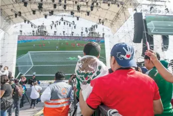  ??  ?? Si la Selección Mexicana avanza en el Mundial de Rusia 2018 ayuda al dinamismo de Walmart, la cual ha realizado alianzas con patrocinad­ores oficiales del torneo para hacer frente a la competenci­a.