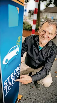  ?? RP-FOTO: MATZERATH ?? Klimaschut­zmanager Georg Kruhl setzt sich für die Umstellung der Dienstwage­n auf E-Autos ein, drei neue E-Zapfsäulen sollen installier­t werden.