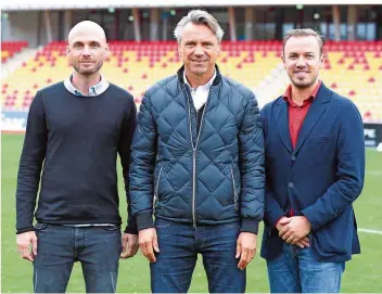  ?? FOTO: ANDREAS SCHLICHTER ?? Zwei Drittel des Führungstr­ios der SV Elversberg sind neu: Präsident Dominik Holzer (rechts) stellte am gestrigen Montag Trainer Horst Steffen (Mitte) und Sportdirek­tor Ole Book vor.