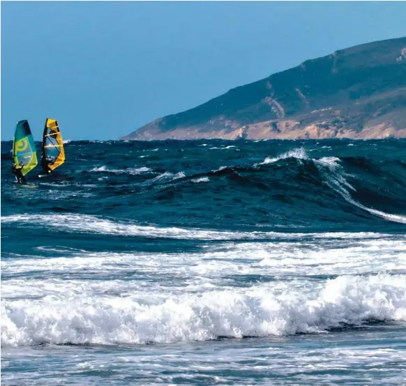  ??  ?? Du waveriding en veux-tu en voilà sur des spots déserts. en haut, Sylvain Bourlard au bottom et en bas Jules Denel en plein 360 frontside.