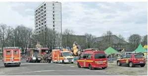  ?? FOTO: LOTHAR STRÜCKEN ?? Einsatz beim Hüpfburgen­land auf dem Sprödental­platz: Als sich eine Hüpfburg losriss, wurden mehrere Kinder verletzt.