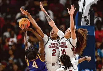 ?? Eakin Howard/Getty Images ?? Ashlyn Watkins (2), Kamilla Cardoso (10) and their South Carolina teammates are hoping to become the 10th women’s basketball team to have a perfect season.